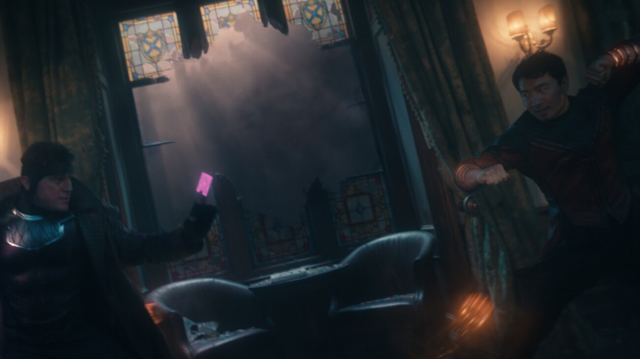 A mysterious encounter in shadow